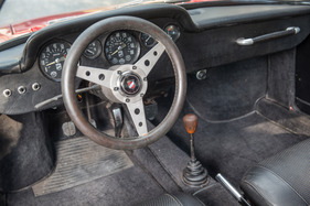 Moretti 850 Sportiva (1968) - das dicke Lederlenkrad erlaubt es, den Sportwagen im Griff zu haben (1968)