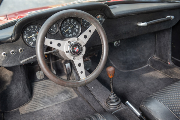 Moretti 850 Sportiva (1968) - das dicke Lederlenkrad erlaubt es, den Sportwagen im Griff zu haben