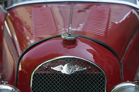 Morgan 4-4 (1936) - beim frühen Morgan ist das Markenemblem auf dem Kühlergrill, den Kühler ziert ein Morgan-Emblem