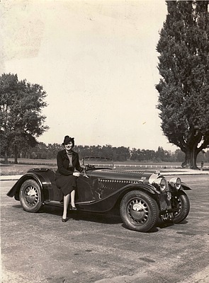 Morgan 4-4 Series 1 (1939) - ein früher Zweisitzer, die Dame wartet gespannt