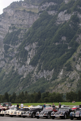 Morgan-Ansammlung vor eindrücklicher Bergkulisse - British Car Meeting Mollis 2017 Morgan-Ansammlung vor eindrücklicher Bergkulisse - British Car Meeting Mollis 2017