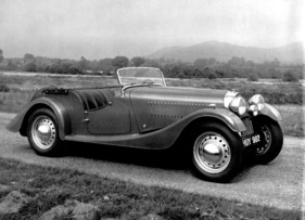 Morgan Plus 4 (1950) - Flachkühler-Version, "Flat Rad" genannt, mit freistehenden Scheinwerfern - Abbildung aus Verkaufsprospekt
