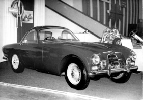 Morgan Plus 4 Plus (1964) - debütiert hat es bereits in London, in Genf zeigt das Kunststoff-Coupé, dass Morgan langsam von seiner traditionellen Linie abweicht - Genfer Automobilsalon 1964