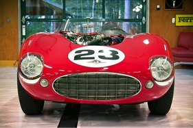 Morgan Plus 4 Special (1956) - auch der Kühler ist italienischen Vorbildern nachempfunden