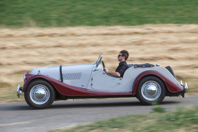 Morgan Plus 4 TR (1956) – Aufrechte Sitzhaltung und rechtwinklige Arme
