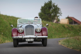 Morgan Plus 4 TR (1956) – Der Gesichtsausdruck täuscht. Auch wenn der Morgan etwas unwohl dreinblickt, meistert er die Kurve souverän