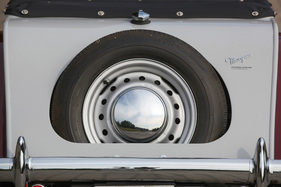 Morgan Plus 4 TR (1956) – Der Optik zuliebe trägt auch das freiliegende Ersatzrad eine Radkappe Morgan Plus 4 TR (1956) – Der Optik zuliebe trägt auch das freiliegende Ersatzrad eine Radkappe