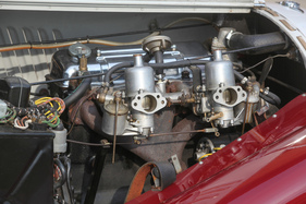 Morgan Plus 4 TR (1956) – Die Motorhaube umschliesst die Vergaser so knapp, dass kein Platz mehr für Luftfilter bleibt