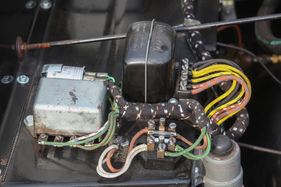 Morgan Plus 4 TR (1956) – Gut zugängliche Sicherungen auf dem Beifahrerfussraum