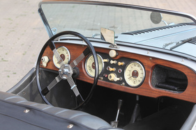 Morgan Plus 4 TR (1956) – Massives Armaturenbrett mit offenen Handschuhfach