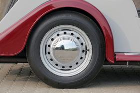 Morgan Plus 4 TR (1956) – Stahlscheibenräder in 16 Zoll waren Standard-Ausrüstung. Drahtspeichen waren Zubehör