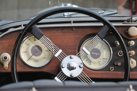 Morgan Plus 4 TR (1956) – Traditionelles Federspeichenlenkrad. Der Knebel links daneben bedient den Blinker