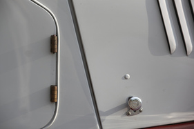 Morgan Plus 4 TR (1956) – Türscharniere wie am Geräteschuppen und ein Zugknopf zur Haubenentriegelung