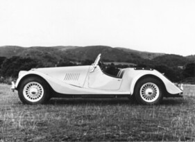 Morgan Plus 8 (1972) – Seitenansicht mit Speichenrädern. Vielleicht ein Vorserienmodell?