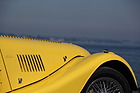 Morgan Plus 8 (1973) - die Motorhaube öffnet auf althergebrachte Weise beidseitig