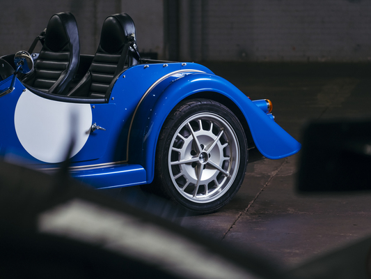 Bild: Morgan Plus 8 50th Anniversary Edition (2018) – Wurde geschaffen, um das 50. Modelljahr des 1680 eingeführten Plus 8 zu zelebrieren