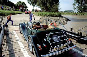 Morgan Plus 8 auf der Fähre