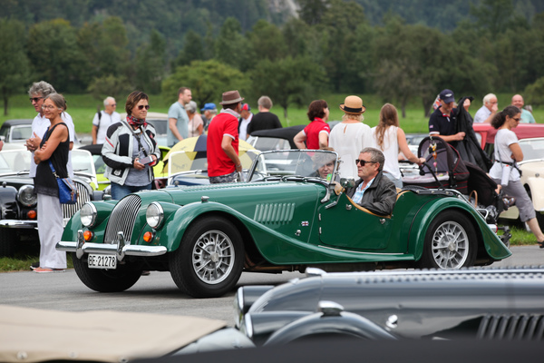 Morgan Plus 8 pflügt sich durch die Zuschauer - British Car Meeting Mollis 2017
