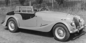 Morgan Plus Four, 4-Sitzer (1968) - die stärkere Version mit montierten Seitenscheiben