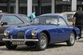 Bild Morgan Plus Four Plus (1964) - äusserst seltenes Coupé mit Kunststoffkarosserie auf dem Besucherparkplatz - Klassikwelt Bodensee 2023