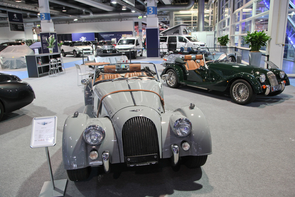 Bild: Morgan Roadsters haben sich optisch nur wenig geändert über die letzten 50 Jahre, unter dem Blech sind die Unterschiede grösser - Auto Zürich 2019