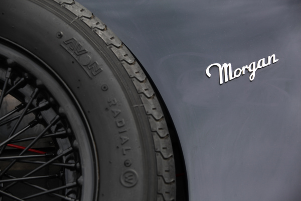 Morgan-Signet auf dem Morgan Plus 4 Super Sports von 1967 - British Car Meeting Mollis 2017