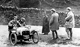 Morgan Three Wheeler (1911) - H.F.S. Morgan mit dem Runabout am Arkengarthdade Hill