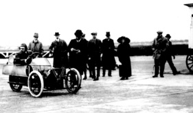 Morgan Three Wheeler (1912) - H.F.S. Morgan am Beginn seiner Rekordfahrt in Brooklands im November 1912 - 59 Meilen und 1120 Yards legte er in der folgenden Stunde zurück
