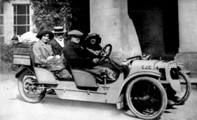 Morgan Three Wheeler (1912) - Prototyp des Viersitzers, im Wagen Mr. und Mrs. H.F.S. Morgan, Miss D. Morgan und Mr. G. Day - die Produktion begann erst 1915
