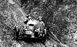 Morgan Three Wheeler (1927) - G.H. Goodall mit Sohn in ienem Aero Model mit 1096 cm3 J.A.P. Motor an der Steigung des Blackstone Hills während des Victory Cup Trials