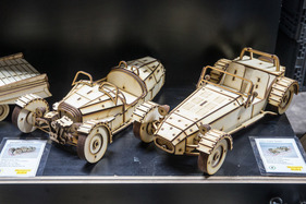 Morgan Threewheeler und Lotus Super Seven als Holzmodelle – Bremen Classic Motorshow 2024