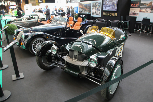 Morgan mit der aktuellen Neuwagenflotte, die nun auch wieder einen Threewheeler beinhaltet - Rétromobile Paris 2022