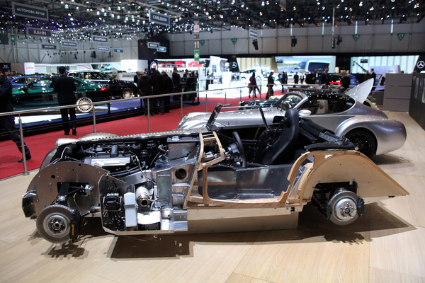 Morgan zeigt die Bauweise ihres aktuellen Basismodells an einem Schnittmodelll - am Genfer Automobilsalon 2014