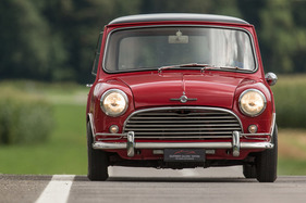 Morris Cooper S 1275 (1967) - kauert flach auf der Strasse Morris Cooper S 1275 (1967) - kauert flach auf der Strasse