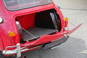 Morris Cooper S 1275 (1967) - übersichtlicher Kofferraum mit je einem Tank links und rechts