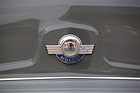 Bild: Morris Half-Ton Pick-up (1966) - das Morris-Zeichen auf dem Bug