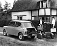 Morris Mini 850 (1959) - auch grösseren Ladeaufgaben gewachsen - die Heckklappe kann als verlängerte Ladefläche genutzt werden, das Nummernschild klappt nach unten