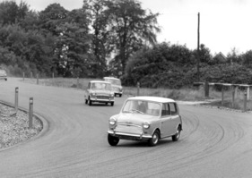 Morris Mini Cooper (1961) - Grand-Prix-Fahrer am Lenkrad der schnellen Minis
