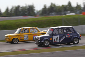 Morris Mini Cooper MK2 (1969) mit Startnummer 236 - Kampf der Zwerge - Nürburgring Classic 2019