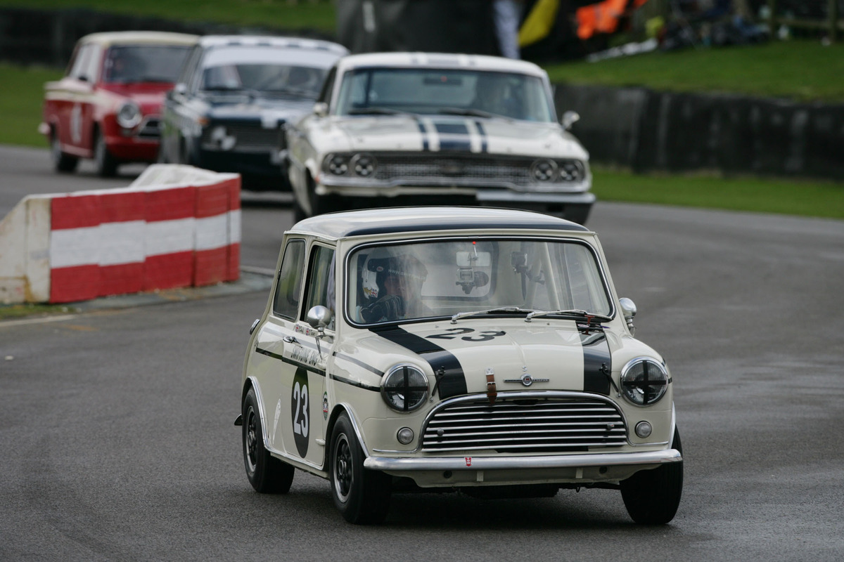 Morris Mini Cooper S (1965) - David Mini vor dem Goliath Ford Galaxie 500