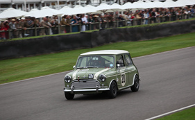 Morris Mini Cooper S (1965) - Teilnehmer im Rennen um die St. Mary's Trophy am Goodwood Revival 2013