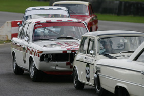 Morris Mini Cooper S (1965) - der Mini eingeklemmt im BMW-Ford-Sandwich Morris Mini Cooper S (1965) - der Mini eingeklemmt im BMW-Ford-Sandwich
