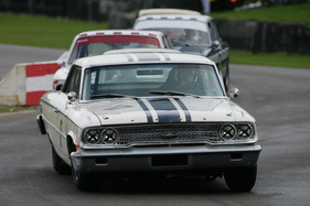 Morris Mini Cooper S (1965) - hinter dem Ford Galaxie 500 ist der kleine Mini kaum zu sehen Morris Mini Cooper S (1965) - hinter dem Ford Galaxie 500 ist der kleine Mini kaum zu sehen