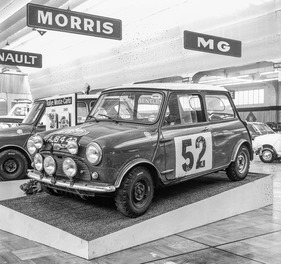 Morris Mini Cooper S (1965) - mit dem Schmutz der letzten Rallye - Genfer Automobilsalon 1965 Morris Mini Cooper S (1965) - mit dem Schmutz der letzten Rallye - Genfer Automobilsalon 1965