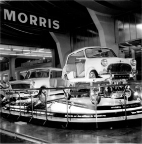Morris Mini Minor (1964) - als bewegliches Demonstrationsmodell - immer wieder werden durch Anheben Motor und Fahrwerk gezeigt - Genfer Automobilsalon 1964