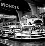 Morris Mini Minor (1964) - als bewegliches Demonstrationsmodell - immer wieder werden durch Anheben Motor und Fahrwerk gezeigt - Genfer Automobilsalon 1964