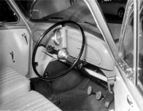 Morris Minor 1000 (1956) - Hauptinstrument mittig, schliessbare Handschuhfächer
