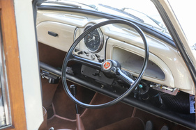 Morris Minor 1000 Traveller (1971) - Das "Sicherheitslenkrad" mit zwei Speichen kam 1965 zusammen mit dem überarbeiteten Armaturenbrett