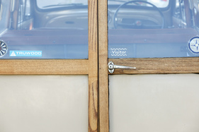 Morris Minor 1000 Traveller (1971) - Der hellblaue Aufkleber sagt es: Das Holz des Aufbaus ist echt