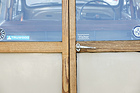 Morris Minor 1000 Traveller (1971) - Der hellblaue Aufkleber sagt es: Das Holz des Aufbaus ist echt